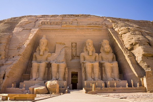 2. Đền Abu Simbel nằm trên mỏm núi dựng đứng cách ngọn thác đầu tiên ở khu vực sông Nile, Ai Cập 280m về phía Nam. Công trình khổng lồ này được xây dựng từ khoảng năm 1264 - 1244 trước Công nguyên. Đây là nơi thờ cúng cho pharaoh Ramesses I và nữ hoàng Nefertiti.