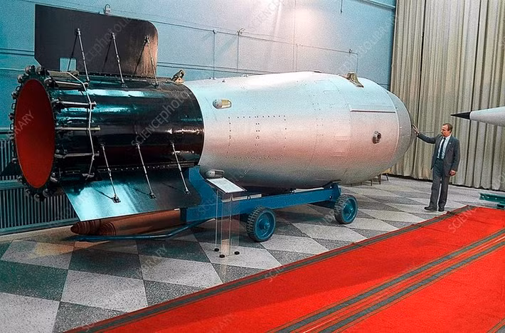 Vào ngày hôm ấy, Liên Xô cho kích nổ bom RDS-220 (còn gọi là bom Sa hoàng) có sức công phá 50 triệu tấn TNT phát nổ trên một quần đảo ở Bắc Băng Dương.