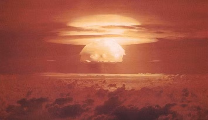 Trước khi Liên Xô chế tạo và cho phát nổ bom Sa hoàng, Mỹ là quốc gia chế tạo bom hạt nhân mạnh nhất thế giới là Castle Bravo. Nó có sức công phá 15 megaton và được kích nổ vào năm 1954.