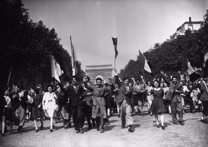 Đám đông xuống đường diễu hành mừng chiến thắng ở đại lộ Champs Élysées, Pháp.