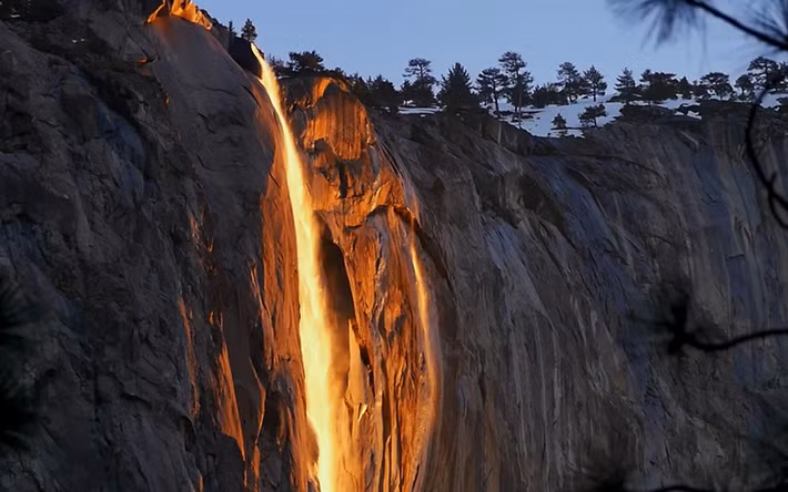 Nhờ hiện tượng khúc xạ ánh sáng, dòng nước "đổi màu" sang đỏ rực giống như ngọn lửa đang cháy.