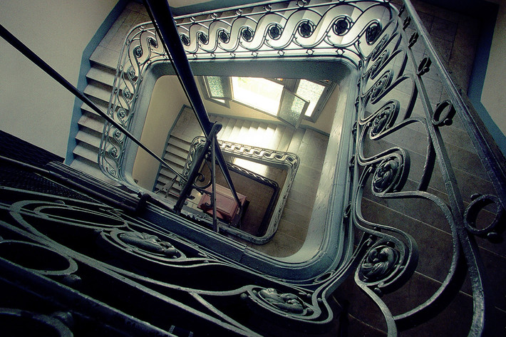 Cầu thang của dinh thự có hình chữ U, được lát đá cẩm thạch, lan can sắt uốn mỹ thuật. Đặc biệt, ở khoảng trống giữa cầu thang được lắp đặt thang máy bằng gỗ tựa như một chiếc kiệu.