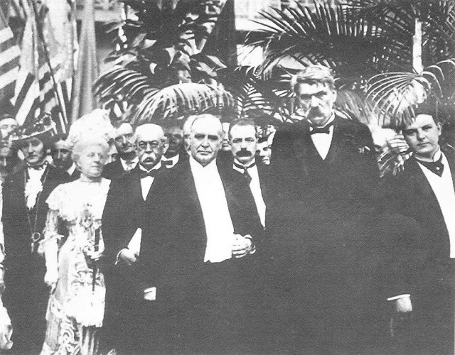 Trong số những người có mặt tại sự kiện có Leon Czolgosz. Gã mang theo một khẩu súng lục giấu trong túi.