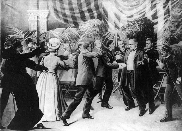 Khi Tổng thống McKinley chuẩn bị bắt tay Czolgosz thì gã rút khẩu súng ra và bắn vào bụng ông chủ Nhà Trắng.