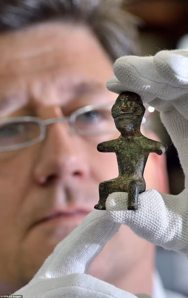 Chính vì vậy, các chuyên gia giữ bí mật vị trí chính xác của ngôi mộ để tránh bị những kẻ trộm mộ dòm ngó, đánh cắp cổ vật.