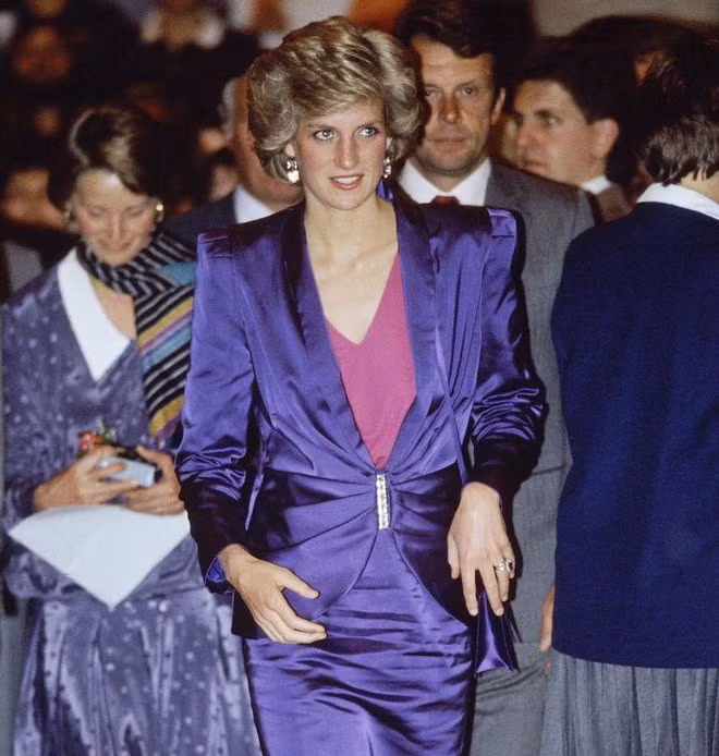 Ngay cả sau khi ly hôn với Thái tử Charles và từ bỏ tước vị, Công nương Diana tiếp tục giúp đỡ những người có hoàn cảnh khó khăn, các hoạt động từ thiện...