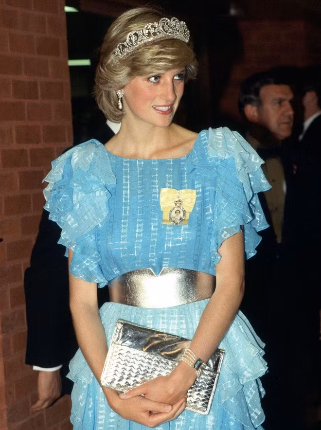 Nhan sắc của Công nương Diana ngày càng mặn mà, sắc sảo với mái tóc vàng, đôi mắt màu xanh, sống mũi cao thanh thoát và nụ cười quyến rũ.
