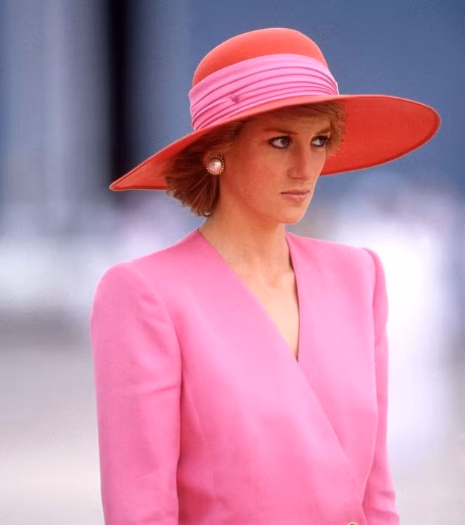 Công nương Diana gây ấn tượng mạnh với công chúng bởi trái tim nhân hậu khi tích cực tham gia các hoạt động xã hội và từ thiện. Bà là người bảo trợ cho gần 100 tổ chức thiện nguyện, trong đó có tổ chức Chữ thập đỏ, mạng lưới những người sống sót trong bom mìn và rất nhiều quỹ chống AIDS và ung thư.