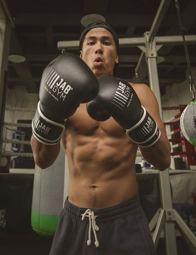 Về sở thích, ngoài polo, hoàng tử Putera Mateen còn đam mê các môn thể thao khác như cưỡi ngựa, đấm bốc, nhảy dù, bắn súng...