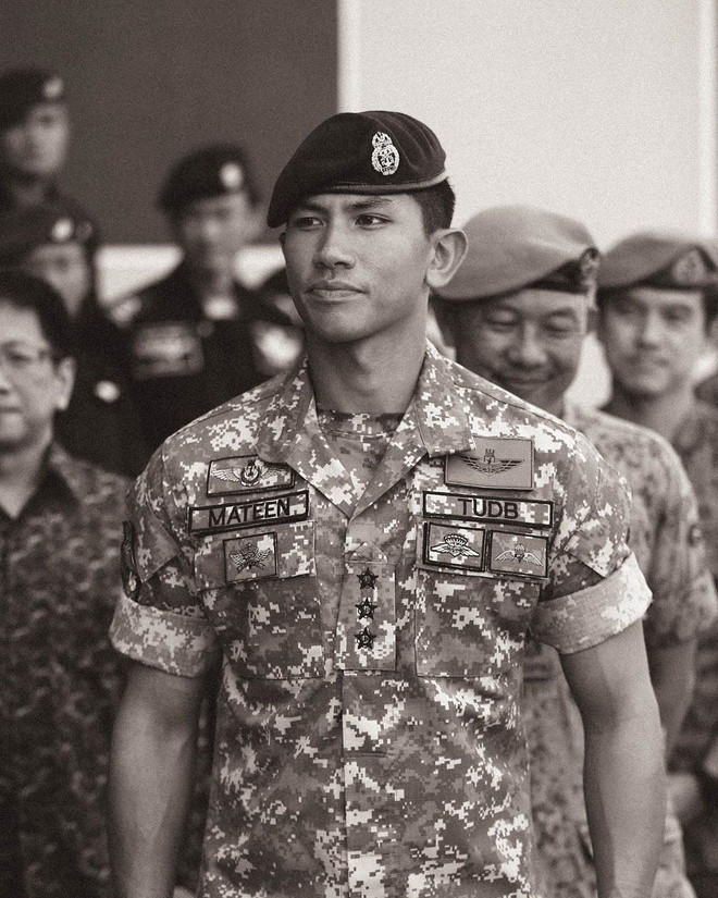 Năm 18 tuổi, hoàng tử Mateen là một trong những người trẻ tuổi nhất vào thời điểm đó đăng ký vào Học viện Quân sự hoàng gia ở Sandhurst, Vương quốc Anh.