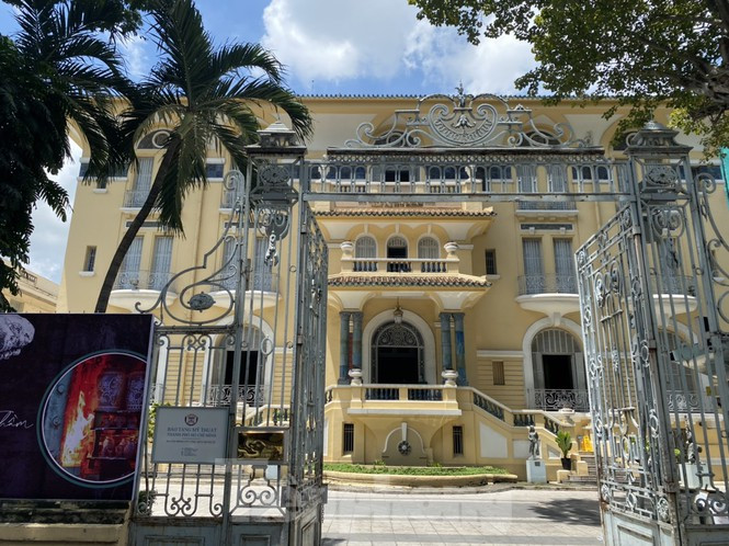 Trong quá trình thi công cao ốc khu tứ giác Bến Thành, nhiều hạng mục tại di tích Bảo tàng Mỹ thuật TP.HCM bị nứt, lún. Dự án do Công ty TNHH Saigon Glory (công ty con có 100% vốn sở hữu của Tập đoàn Bitexco) làm chủ đầu tư. Dù gây nguy hiểm cho khách tham quan và nhân viên Bảo tàng Mỹ thuật TP.HCM nhưng đến nay Công ty TNHH Saigon Glory chưa khắc phục sự cố trên.