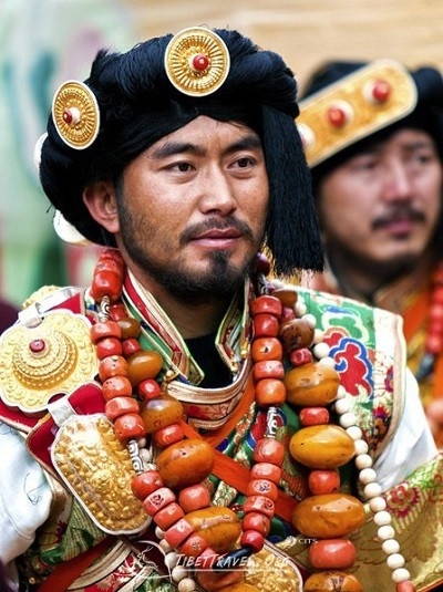 Không ít người đeo số lượng trang sức nặng từ vài kg đến vài chục kg. Người Khampa không cảm thấy bất tiện khi đeo nhiều trang sức như vậy khi ra ngoài.