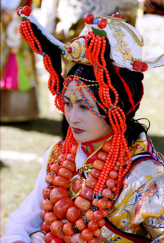 Việc đeo đầy trang sức vàng bạc trên cơ thể của người Khampa xuất phát từ lối sống có từ xa xưa.