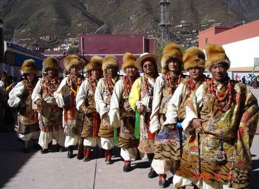 Bộ tộc Khampa sống ở Kham, phía đông nam của cao nguyên Tây Tạng nổi tiếng với lối sống độc đáo. Người dân đeo đầy người vàng, bạc mỗi khi ra ngoài.