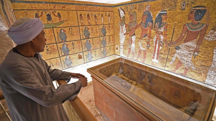 Theo đó, các chuyên gia khảo cổ do Howard Carter dẫn đầu tìm thấy xác ướp của pharaoh Tutankhamun cùng hàng nghìn cổ vật quý giá được tùy táng cùng ông hoàng này.