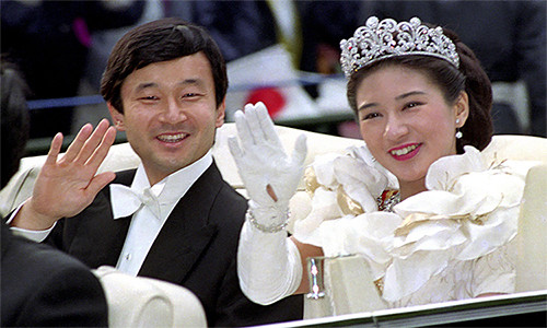 Hoàng hậu Masako Owada khiến công chúng ngưỡng mộ với chuyện tình và cuộc hôn nhân hạnh phúc với Nhật hoàng Naruhito. Hoàng thái tử Naruhito lên ngôi Nhật hoàng vào năm 2019 sau khi cha là Nhật hoàng Akihito thoái vị nhường ngôi cho con.