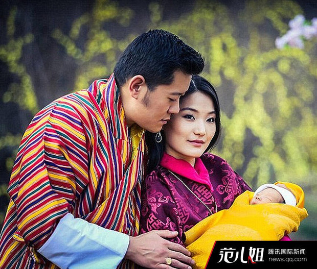 Hoàng hậu Jetsun Pema có cuộc tình giống như truyện cổ tích với Quốc vương Jigme Khesar Namgyel Wangchuck. Quốc vương đang là hoàng tử gặp tình yêu định mệnh của đời mình lần đầu khi 17 tuổi. Lúc ấy, Pema mới 7 tuổi và là con gái một phi công trong quân đội Hoàng gia.