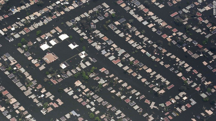 Theo ước tính, thảm kịch thiên nhiên này khiến 1.833 người thiệt mạng. Hàng trăm nghìn người mất nhà cửa.