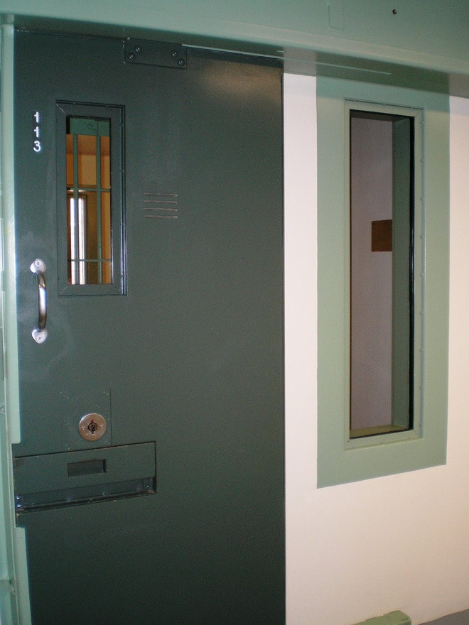 Mỹ xây dựng nhà tù ADX với chi phí khoảng 60 triệu USD. Nơi giam giữ tù nhân nguy hiểm nhất nước Mỹ nằm trên diện tích 240 ha. Mặc dù có diện tích lớn như vậy nhưng nhà tù ADX có sức chứa tối đa 490 tù nhân.