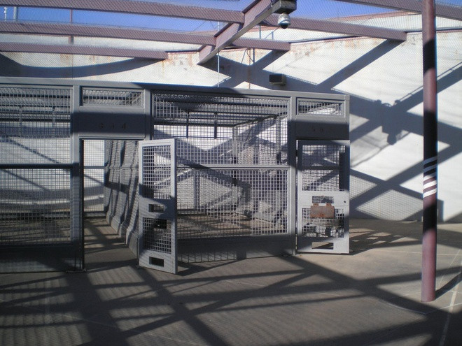 Hàng chục quản giáo luôn theo sát các tù nhân khi họ ra ngoài trời và sẵn sàng bóp cò nếu có kẻ muốn đào tẩu hay có hành vi nguy hiểm.