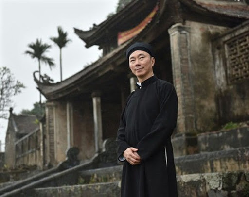 Cuốn “Phủ biên tạp lục” của Lê Quý Đôn có nhắc đến việc Vũ vương Nguyễn Phúc Khoát là người có công khai sáng và định hình cho chiếc áo dài Việt Nam ở xứ Đàng Trong (để phân biệt với trang phục của những khách trú người Trung Hoa).