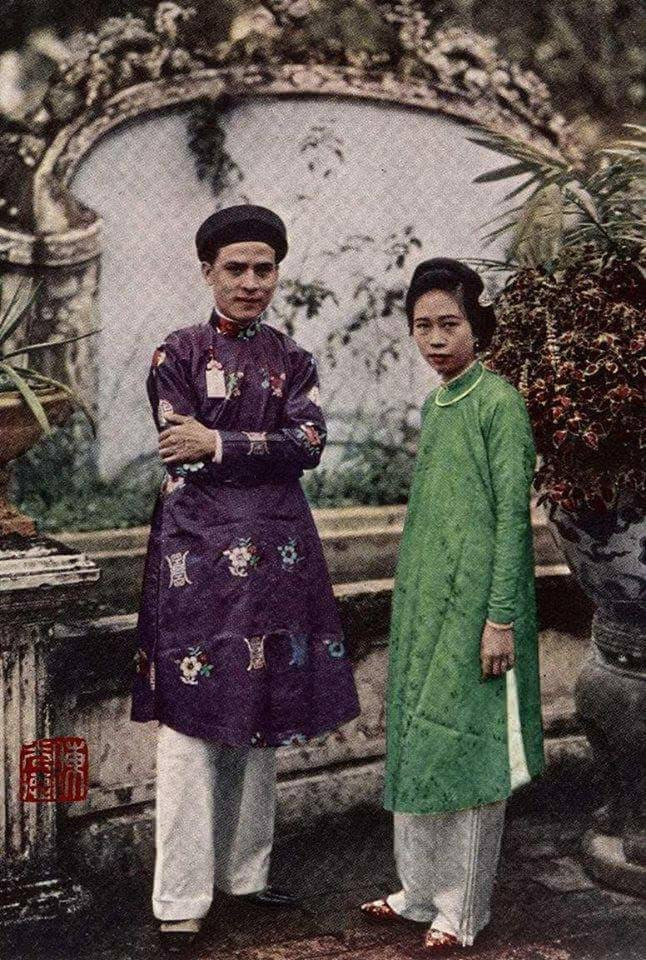 Theo một số nhà nghiên cứu, áo dài nam ra đời trước áo dài nữ. Qua thời gian, áo dài nam có những thay đổi, cách tân phù hợp với tình hình xã hội.