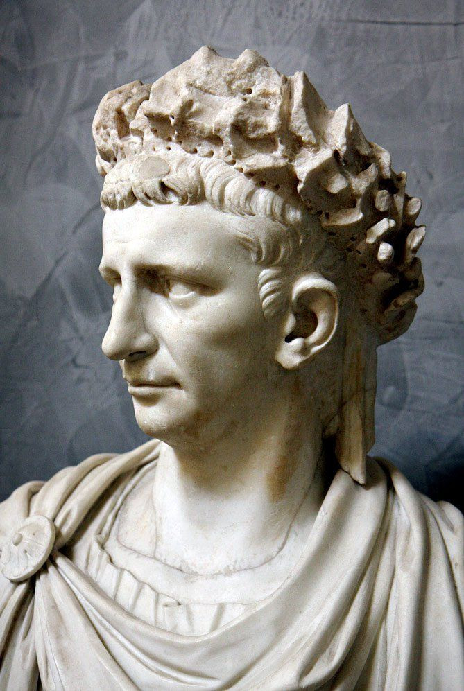 Trong thời gian trị vì, hoàng đế Claudius có nhiều vợ và con cái. Trong số những người vợ, nổi tiếng nhất được biết đến là Agrippina. Người vợ này sinh cho Claudius một người con trai tên Nero.