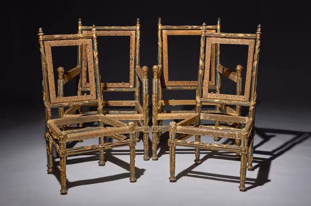 Những chiếc ghế này gây chú ý khi chỉ còn phần khung mà không có lưng tựa hay vải bọc.