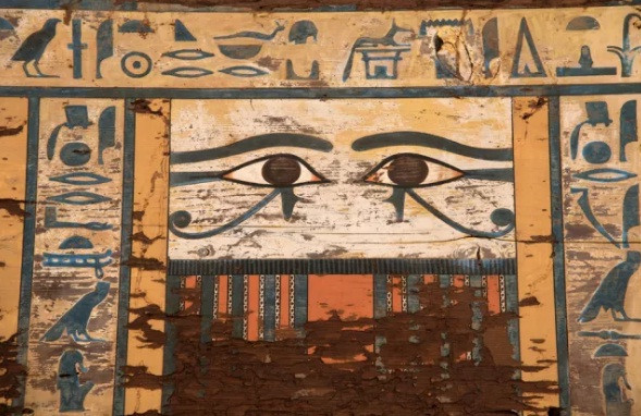 Bà là con gái thủ lĩnh vùng Elephantine trong triều đại pharaoh Amenemhat III trị vì Ai Cập.