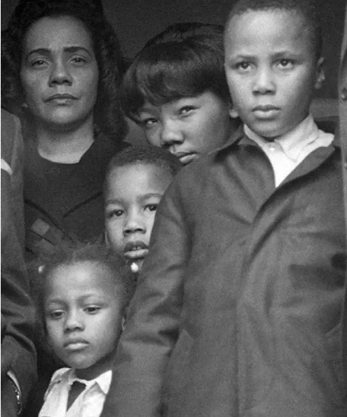 Coretta Scott King và các con có mặt trên máy bay chở quan tài chứa thi hài mục sư Martin Luther King Jr. năm 1968. Mục sư Martin Luther King Jr. là nhà hoạt động nhân quyền nổi tiếng thế giới. Ông tử vong sau khi bị ám sát.