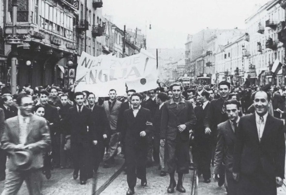 Người dân ở Warsaw, Ba Lan xuống đường diễu hành ủng hộ Anh sau khi nước này tuyên bố tham gia Thế chiến 2 và chống lại phát xít Đức tháng 9/1939.