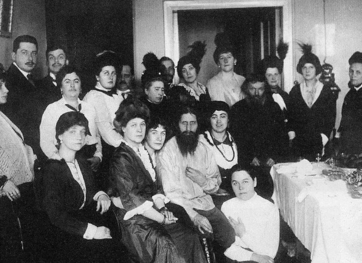 Grigori Rasputin (người đàn ông ngồi ghế) được nhớ đến là kẻ đã buông lời nguyền khiến hoàng gia Nga diệt vong. Bức ảnh chụp Rasputin bên những người cuồng tín đi theo ông năm 1914.