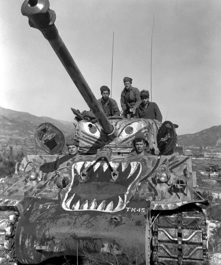 Binh sĩ Mỹ trang trí hình rồng trên xe tăng M4 Sherman khi diễn ra cuộc chiến tranh trên bán đảo Triều Tiên từ năm 1950 - 1953.