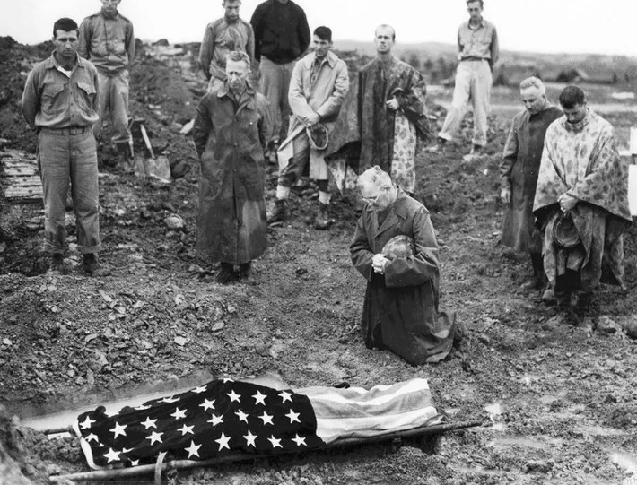 Hình ảnh lịch sử khiến trái tim nhiều người đau xót khi chứng kiến Đại tá Thủy quân lục chiến Hoa Kỳ Francis Fenton tổ chức tang lễ cho con trai - Binh nhất Mike Fenton ở gần Shuri, Okinawa, Nhật Bản tháng 5/1945.