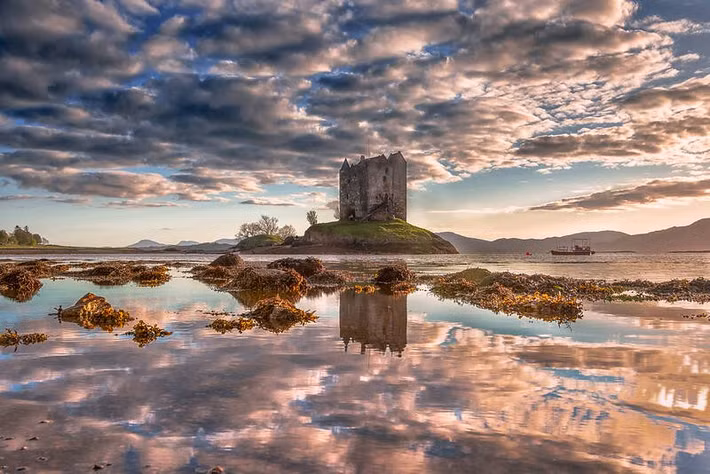 Lâu đài Stalker nằm lẻ loi giữa thiên nhiên rộng lớn.