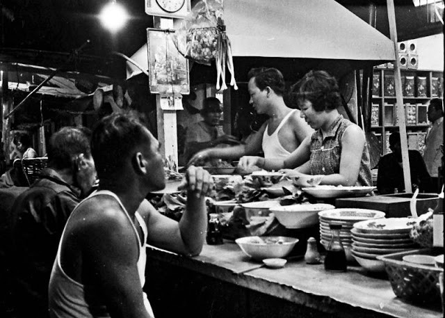 Cửa hàng ăn uống ở đảo quốc sư tử Singapore luôn có đông thực khách.