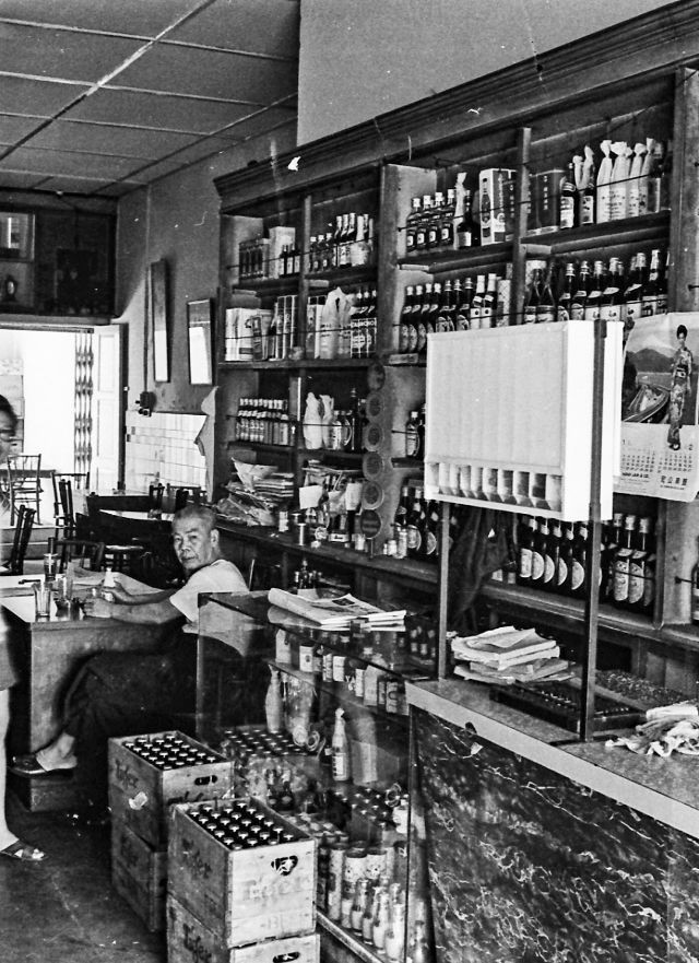 Bên trong một cửa hàng ở Singapore bày bán nhiều loại đồ uống.