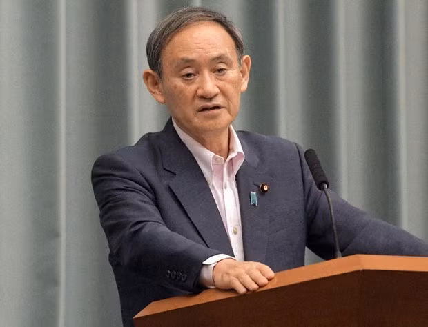 Khi tham gia chính trường Nhật Bản, ông Suga gây dựng sự nghiệp bằng chính khả năng của mình mà không có bất cứ mối quan hệ hay học hỏi kinh nghiệm làm chính trị từ người thân nào trong gia đình.