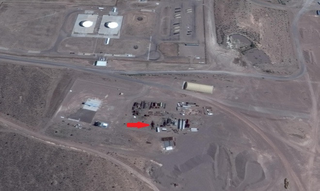 Vật thể bí ẩn hình người trên đứng giữa một số tòa nhà tại căn cứ quân sự tối mật của Mỹ.