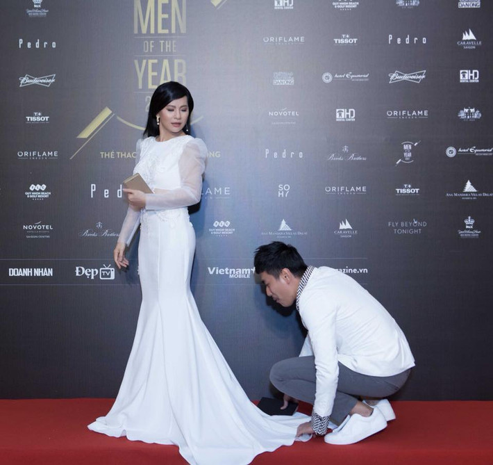 Cát Phượng chọn đầm dạ hội trắng đi sự kiện cùng tông màu áo với bạn trai.