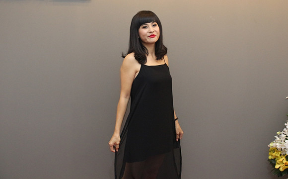 Nữ diễn viên điệu đà tạo dáng với kiểu váy dây hở vai.