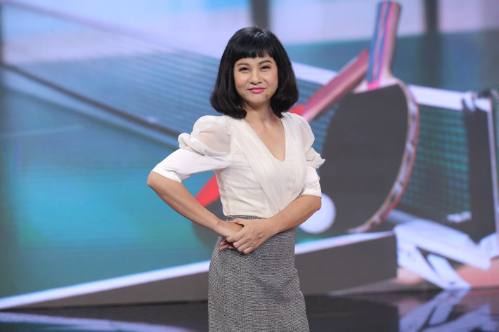 Nữ diễn viên trông trẻ hơn nhiều độ tuổi gần 50 của mình nhờ cách ăn mặc trẻ trung, năng động.