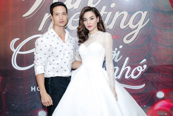 Kim Lý bảnh bao trong áo sơ mi trắng hoa, sánh đôi cùng Hồ Ngọc Hà cũng diện váy trắng điệu đà.