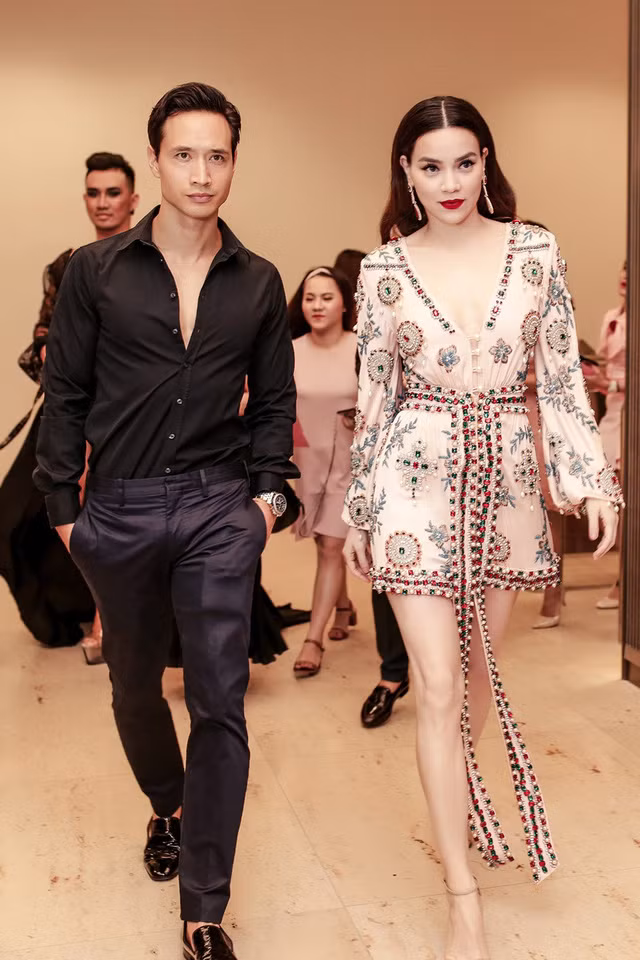 Trong một sự kiện cách đây không lâu, Kim Lý chọn trang phục kiểu dáng đơn giản tông đen còn Hà Hồ diện trang phục hồng nhạt khoét ngực sâu cuốn hút.