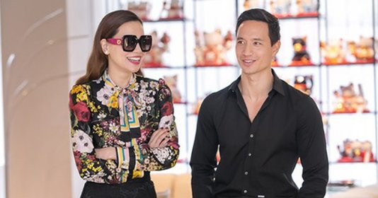 Kim Lý thường mặc sơ mi "đóng thùng" mỗi khi tháp tùng Hà Hồ đi sự kiện.