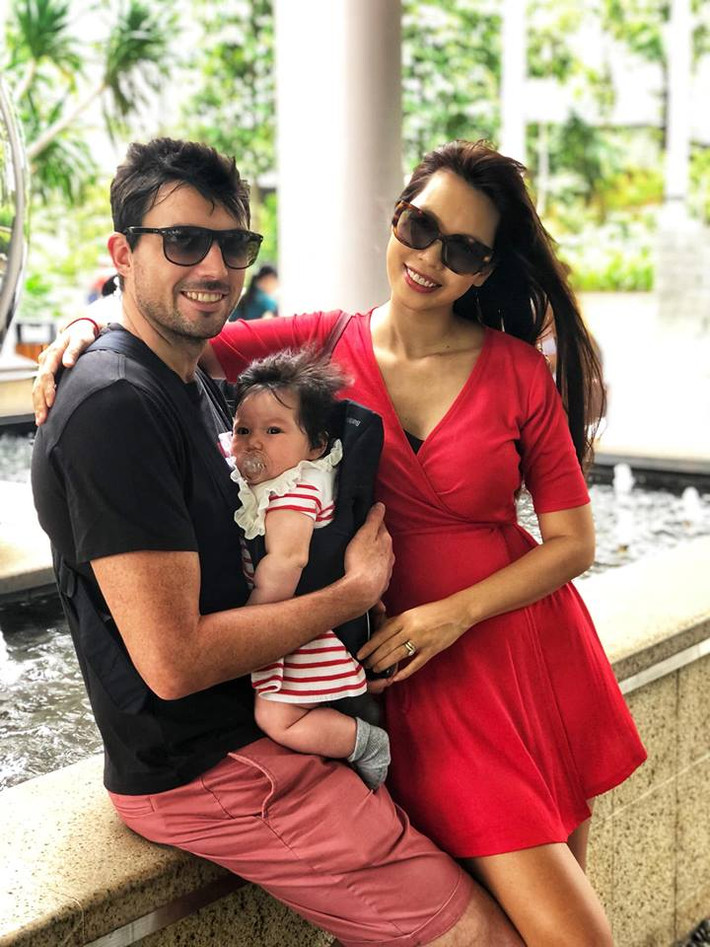 Hà Anh cho biết, chế độ dinh dưỡng sau sinh là yếu tố quan trọng nhất giúp lấy lại vóc dáng. Ba tháng đầu, do vừa sinh rất mất sức, mất máu, lại “vật vã” làm quen với việc thức đêm chăm em bé, tức ngực do sữa mới về, đau đớn vì vết mổ… nên Hà Anh không ăn kiêng.