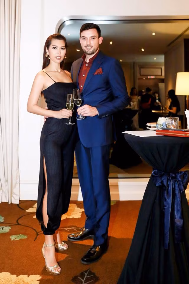 Đến tháng thứ 4 sau sinh, cân nặng của Hà Anh chỉ còn 56kg, hơn số cân thời con gái khoảng 2 kg. Vì vùng bụng dưới và đùi còn một chút mỡ thừa nên cô quyết định đi tập trở lại với huấn luyện viên để cơ thể khỏe mạnh hơn và vùng bụng thon gọn hơn.