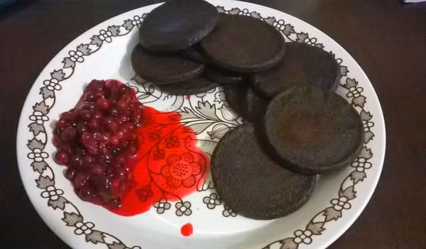 Ở Đài Loan cũng có một món ăn vặt tương tự gọi là bánh tiết hay có tên gọi Zhu xue gạo. Món ăn làm từ gạo nếp trộn với tiết lợn. Bánh tiết đóng thành khuôn vừa miếng, sau đó đem luộc, nướng hoặc rán mềm. Sau đó, thực khách sẽ ăn kèm nước sốt, lạc băm nhỏ và rau mùi. Ảnh: Internet.