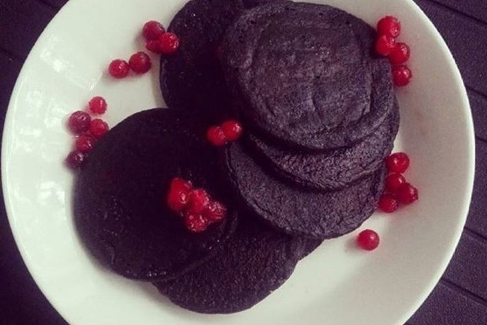 Blodplättar thường được ăn kèm với thịt heo hoặc thịt tuần lộc. Bên cạnh đó, nó còn được trang trí bởi quả việt quất, hoặc mứt lingonberry, làm giúp giảm vị tanh của tiết động vật.