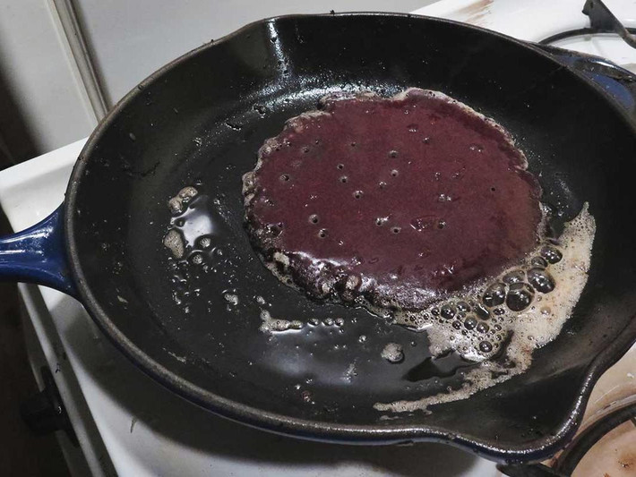 Tuy nhiên, với những du khách khi ghé thăm Thụy Điển hoặc Phần Lan, họ cảm thấy rất sợ hãi và không thể nào ăn được món này. Đặc biệt, nếu tận mắt thấy cách làm càng khiến họ phải “khóc thét” lên.